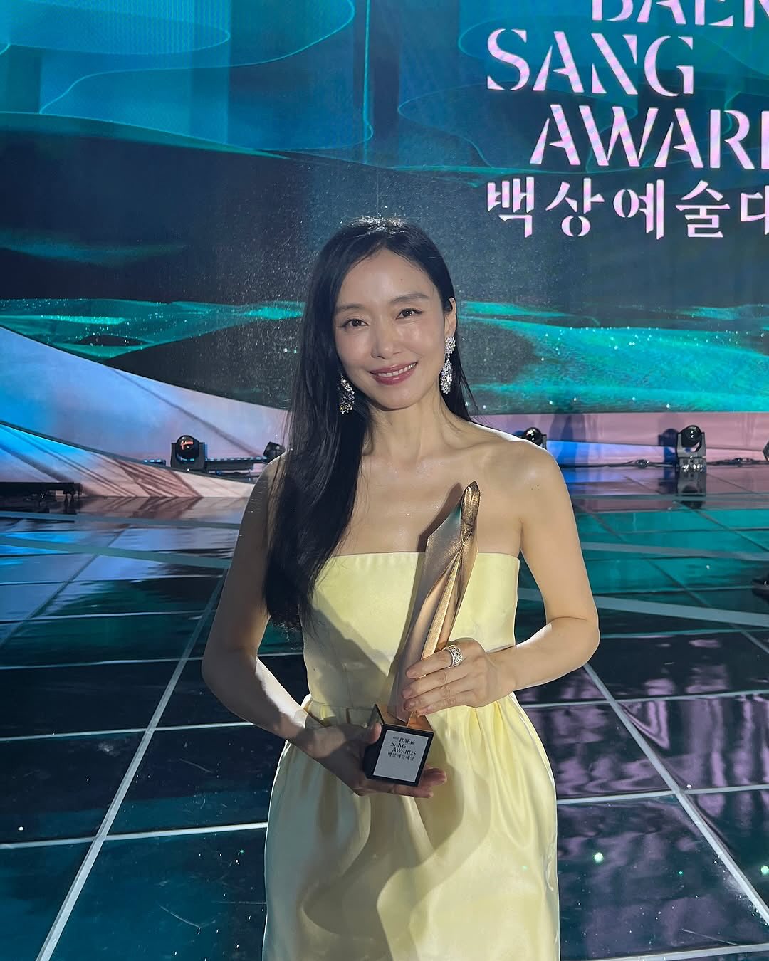 Thời trang của jeon do yeon tại Beaksang 2025