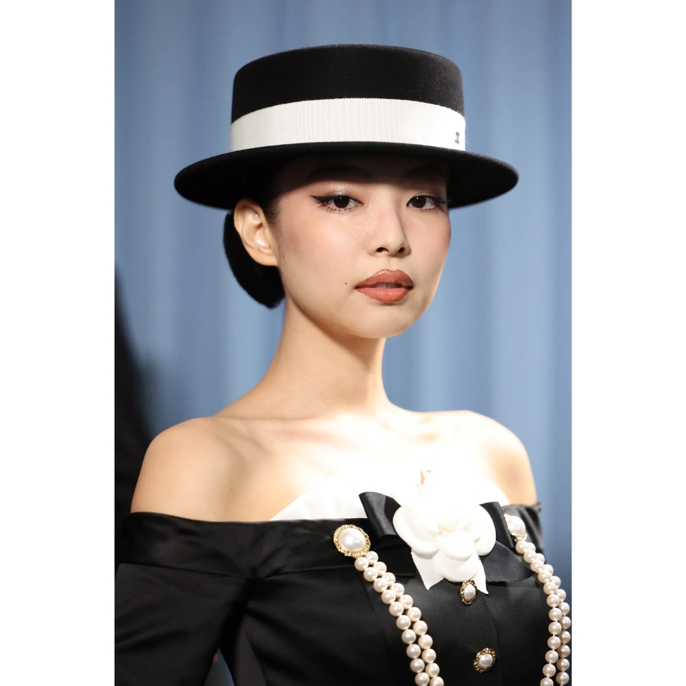 Layout trang điểm mắt khói của Jennie (BLACKPINK) tại sự kiện Met Gala.