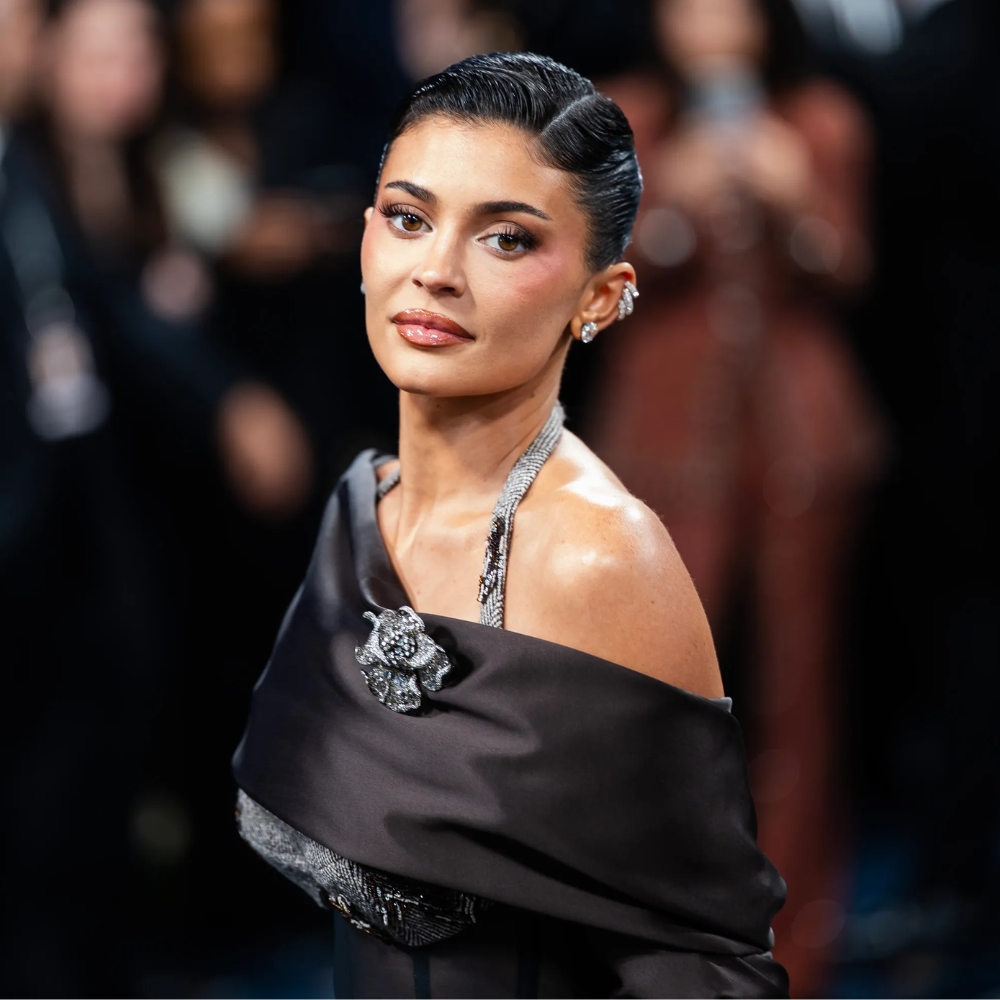 Kylie Jenner xuất hiện tại Met Gala 2025 với đôi mắt khói.