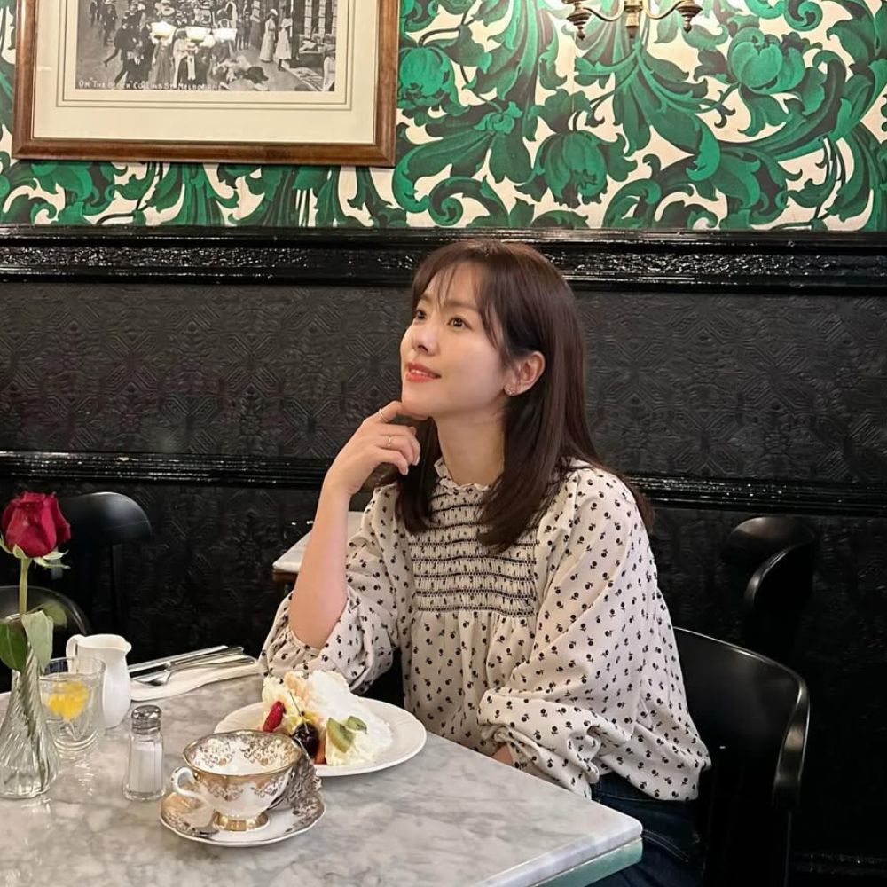 Han Ji Min ngồi ăn 