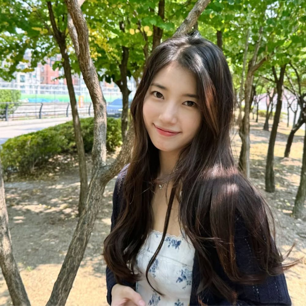 Hình ảnh Bae Suzy tươi cười.