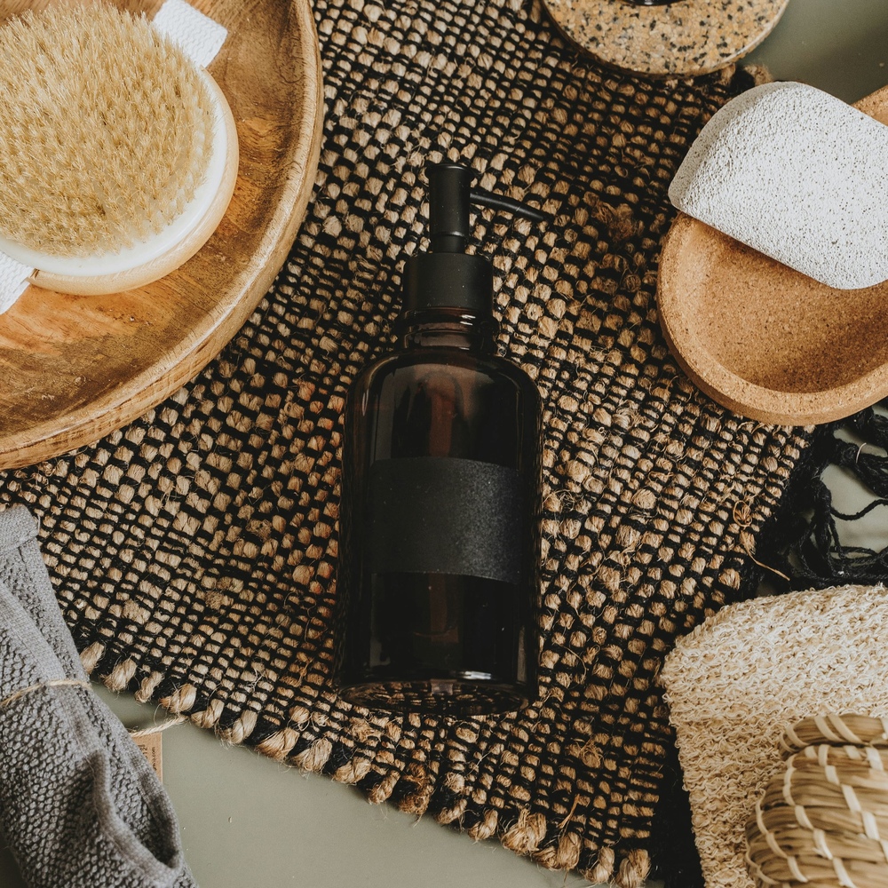 Chai dầu tẩy trang giúp làm sạch sâu lỗ chân lông.