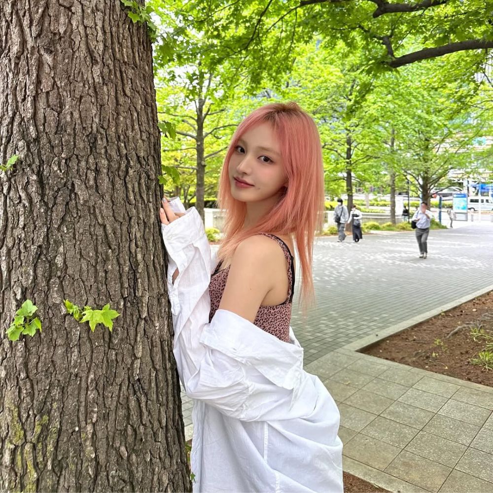 Hình ảnh Liz (IVE) làm minh họa cho việc chăm sóc da và lựa chọn mỹ phẩm ở tuổi 20.