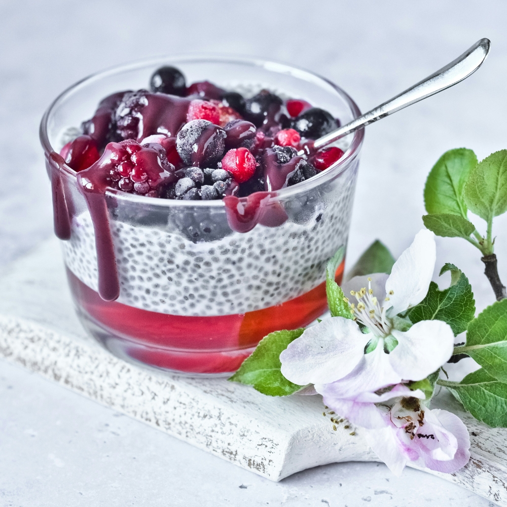 Hạt chia được bổ sung vào ly smoothie trái cây.