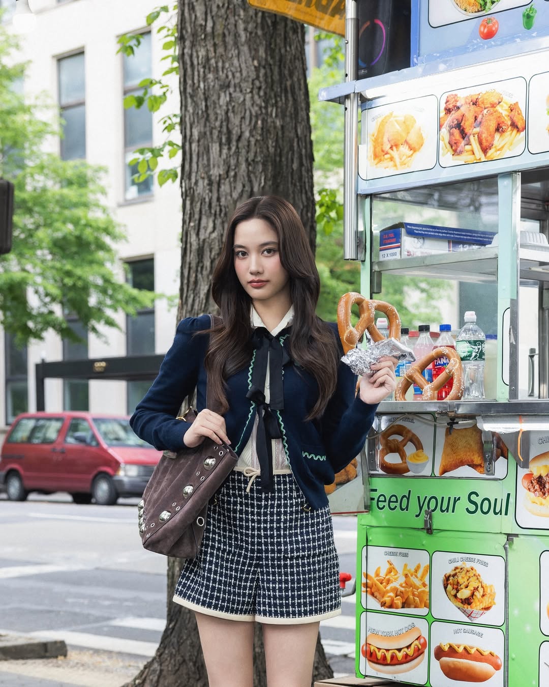 Thời trang của Freen Sarocha với những chiếc nơ