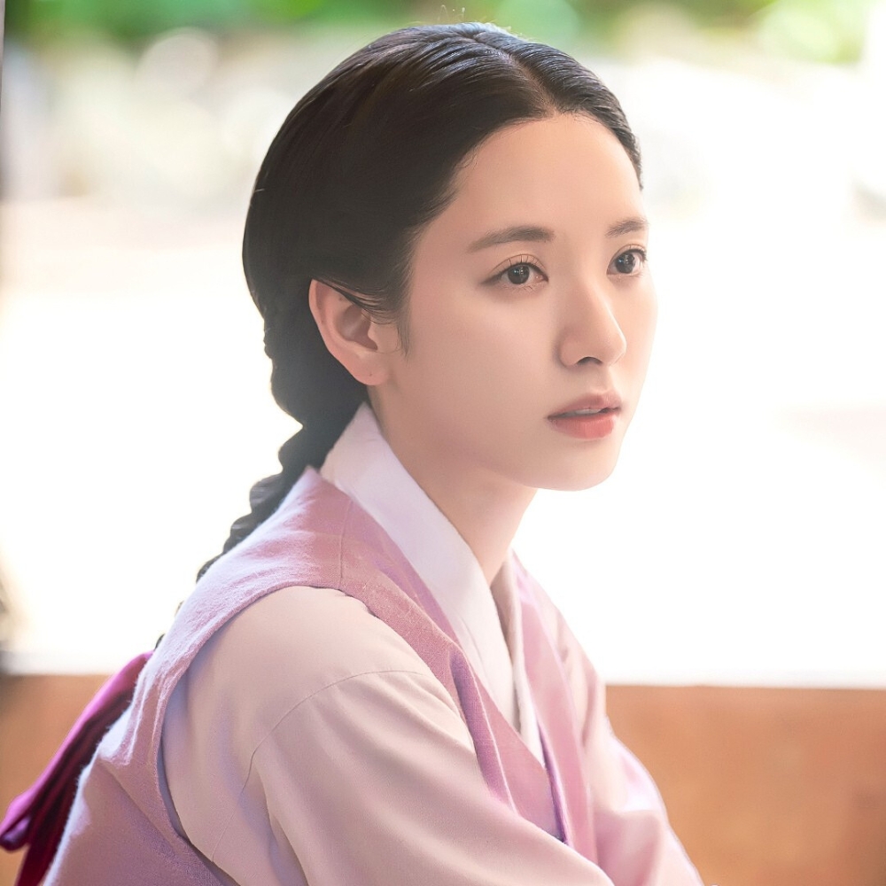 Kim Ji Yeon mang Hán phục và thắt bính tóc