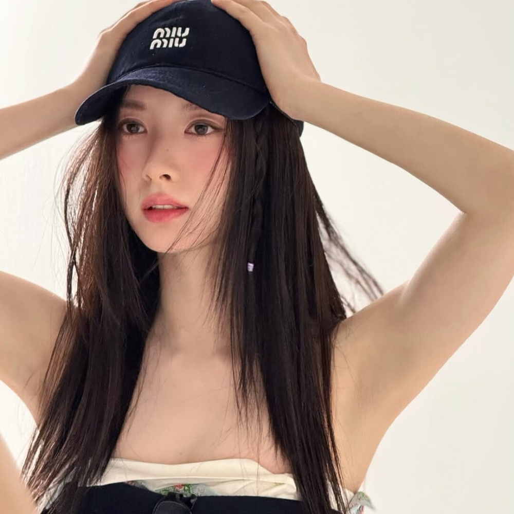 Kim Ji Yeon đội mũ lưỡi trai và xõa tóc