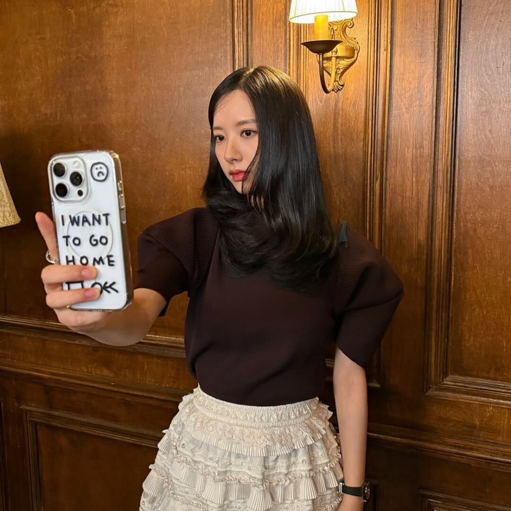 Bona đang chụp ảnh selfie bằng điện thoại