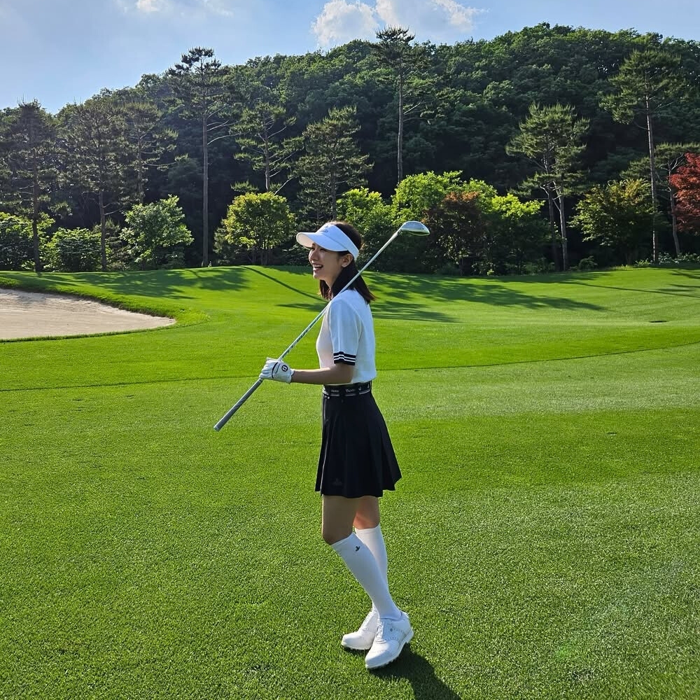 Kim Ji Yeon chơi golf