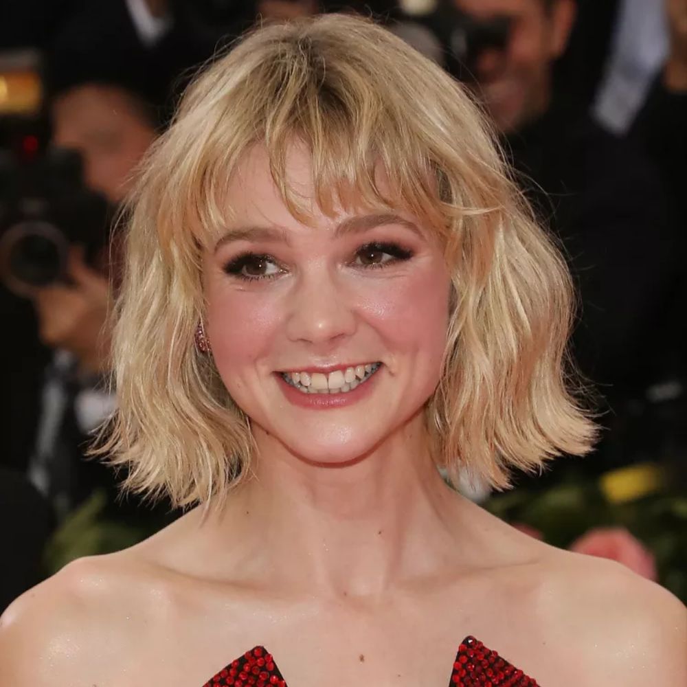 Hình ảnh Carey Mulligan với mái Pháp uốn nhẹ và tóc bob xoăn lơi.