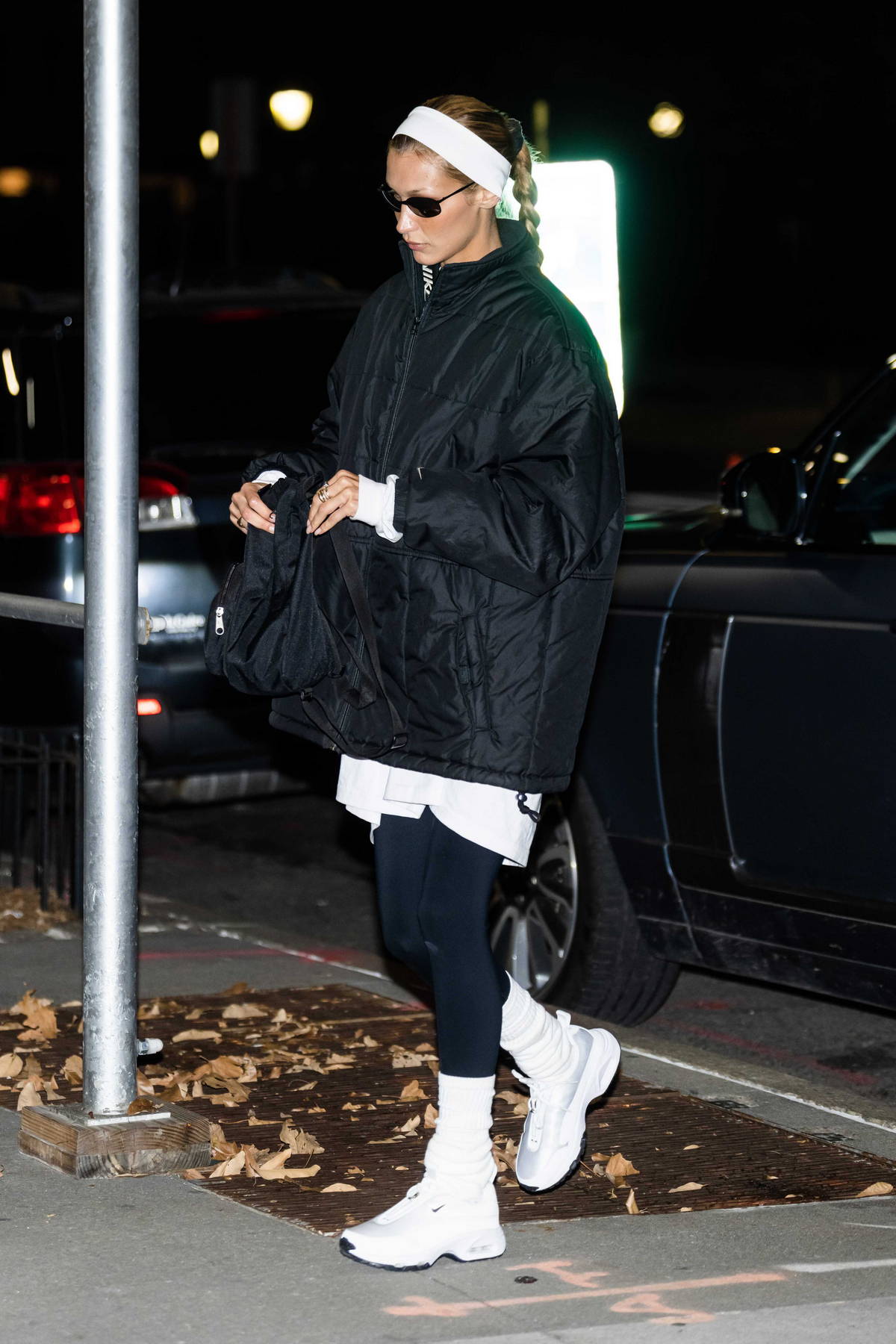 Bella Hadid và băng đô thể thao