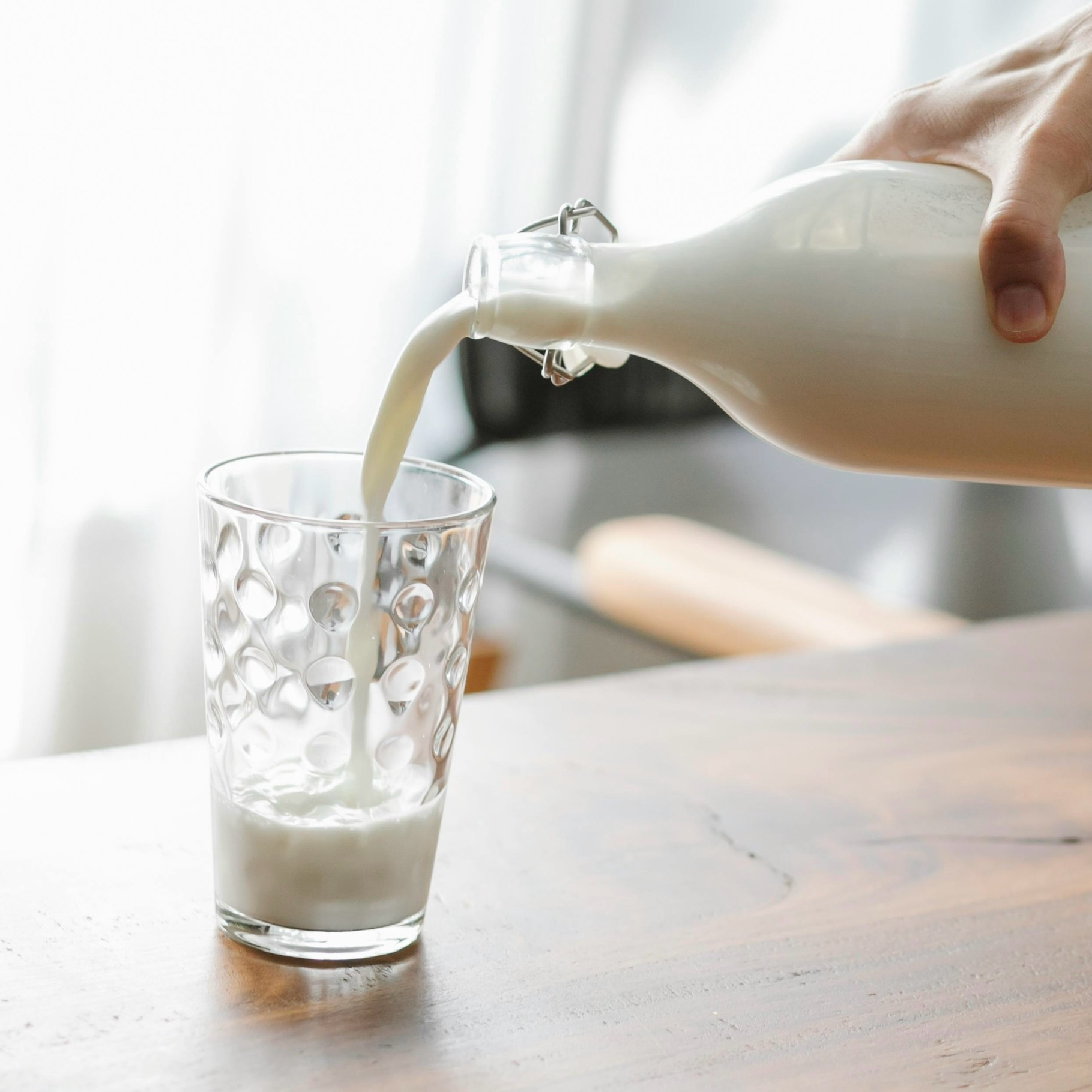 Sữa tươi đang được rót vào ly.