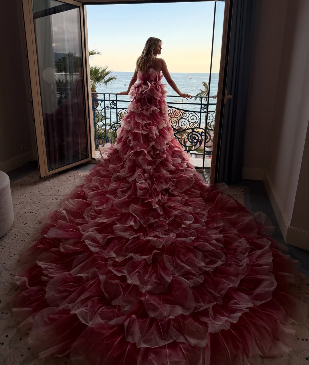 đầm hoa tại thảm đỏ cannes 2025