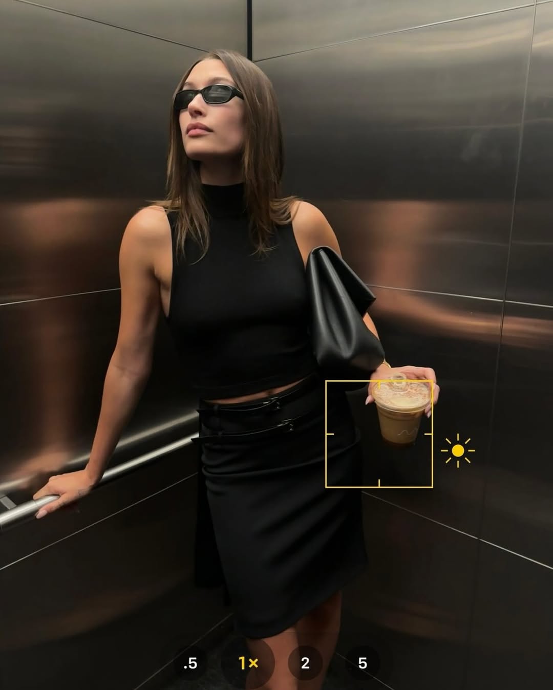 hailey bieber diện bản phối màu đen
