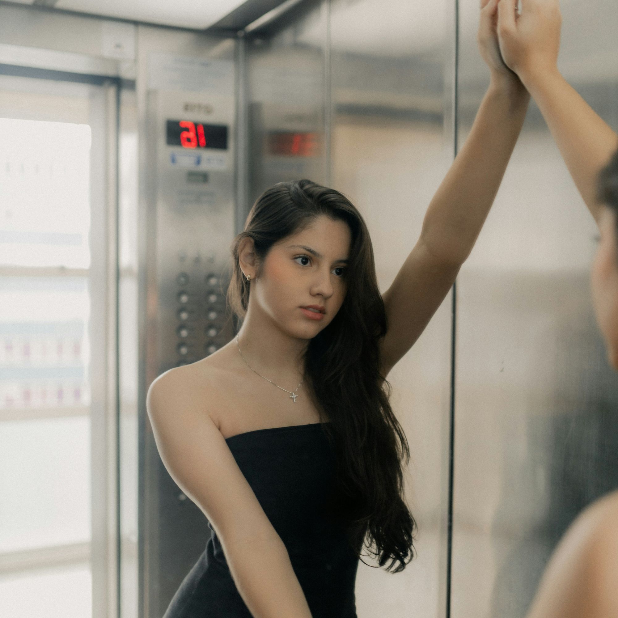 cô gái soi gương trước cửa thang máy trong bài trắc nghiệm