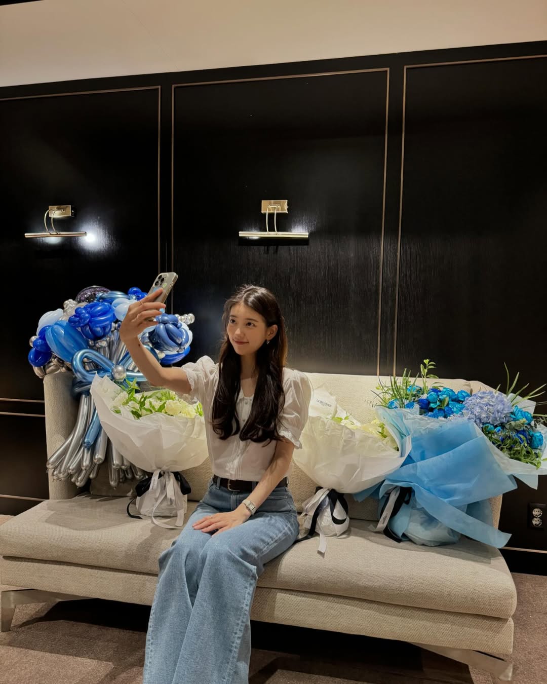 Suzy diện áo blouse