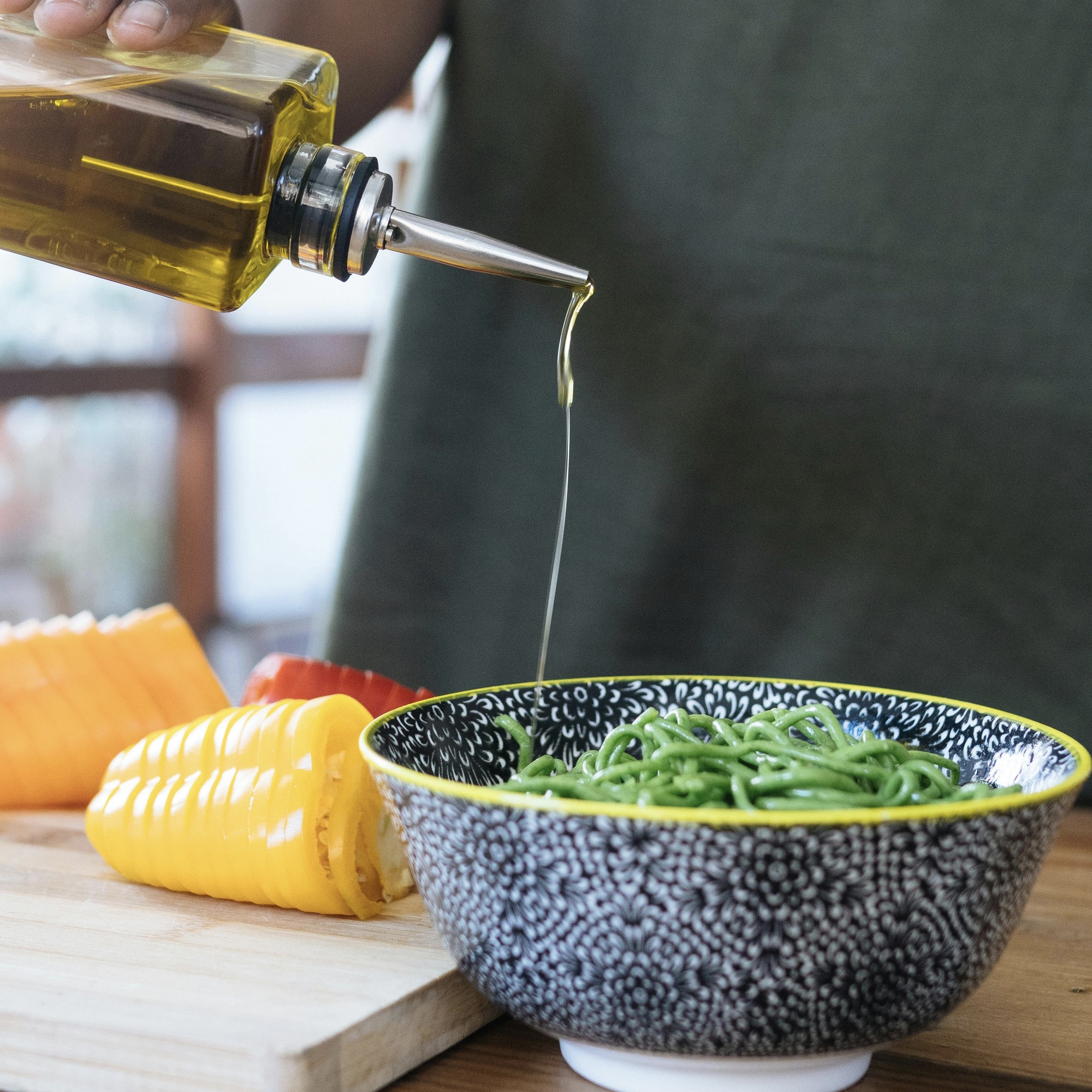 Dầu olive đen nguyên chất đang được rót lên món ăn.
