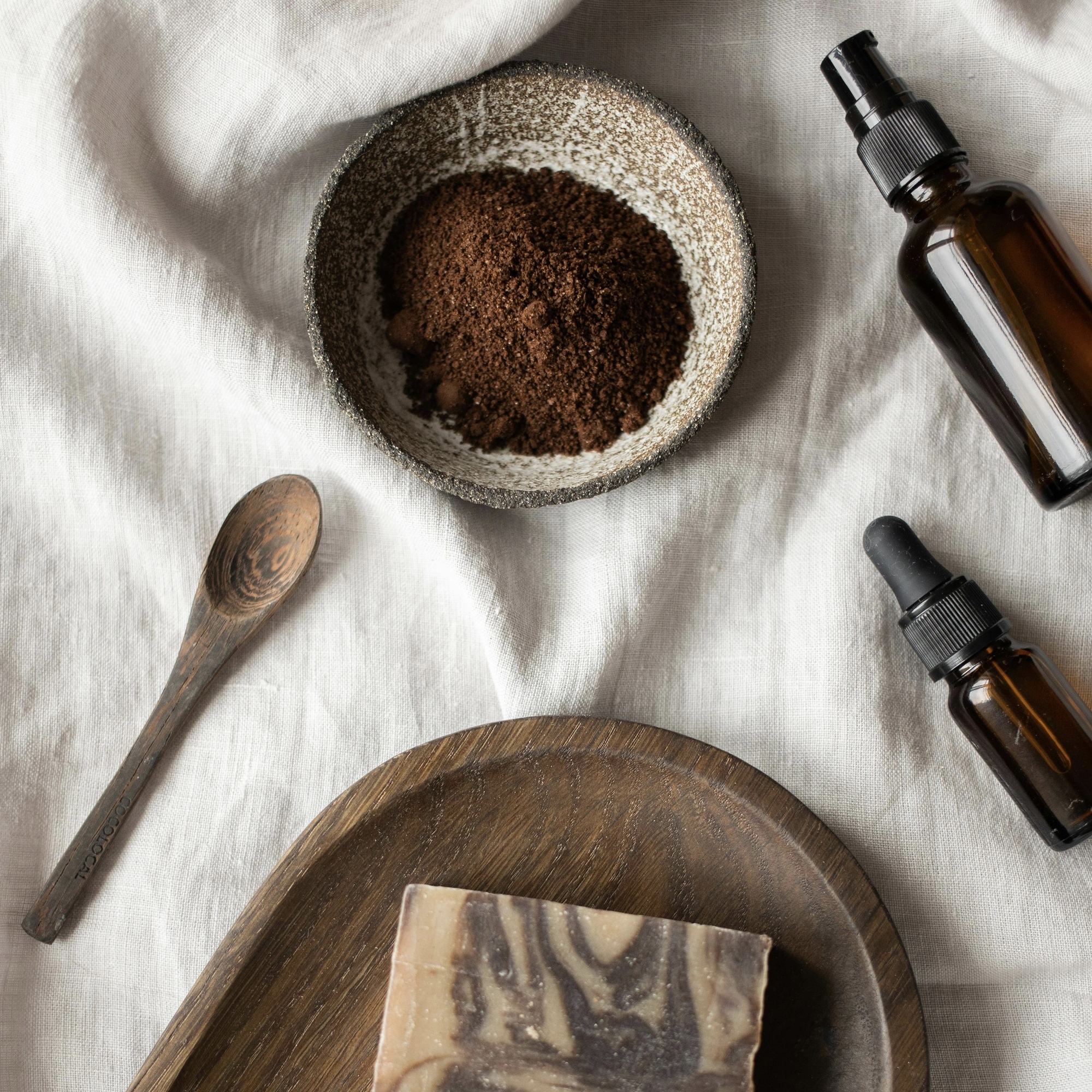 Sản phẩm tẩy tế bào chết chứa hạt scrub.