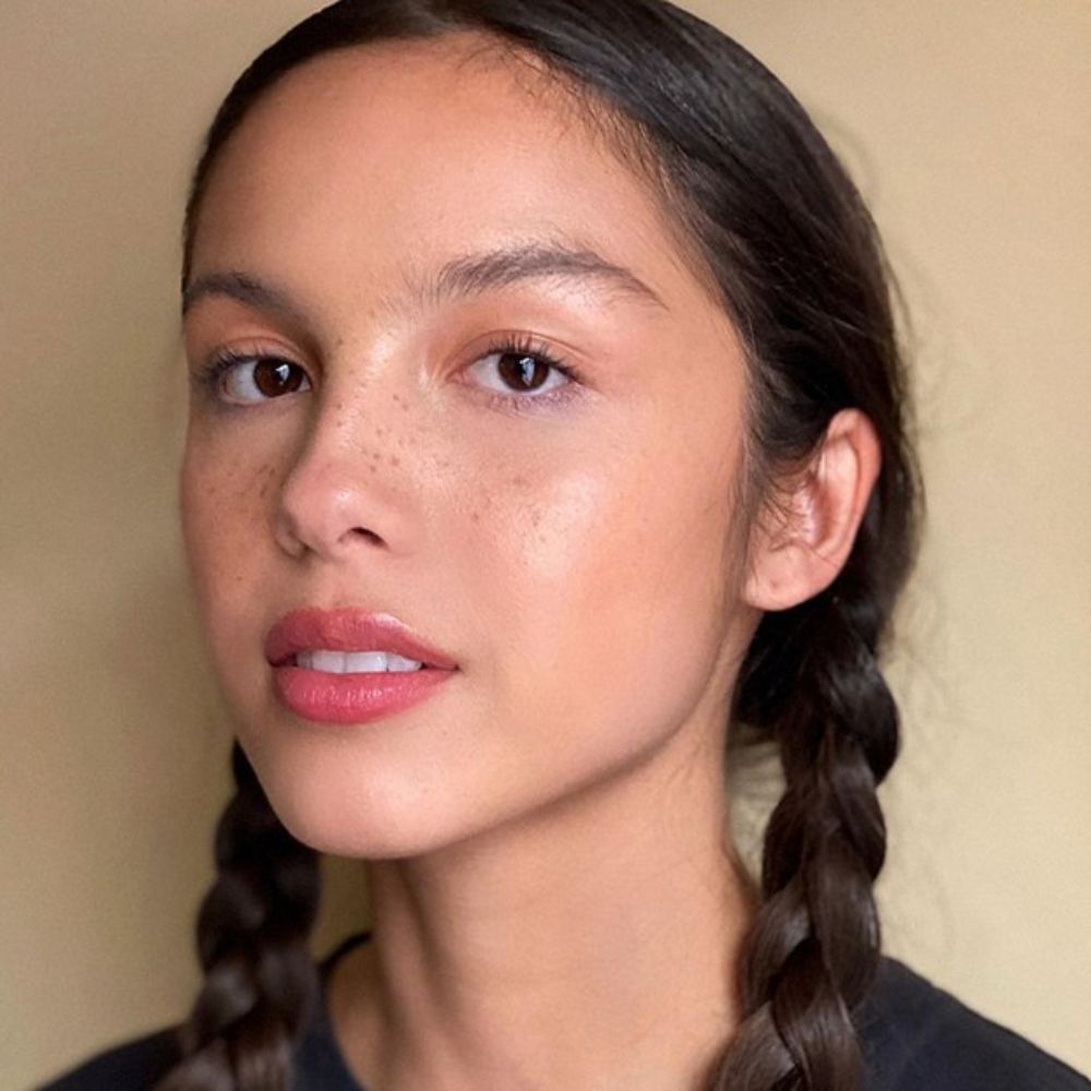 Hình ảnh Olivia Rodrigo với lớp trang điểm tàn nhang.