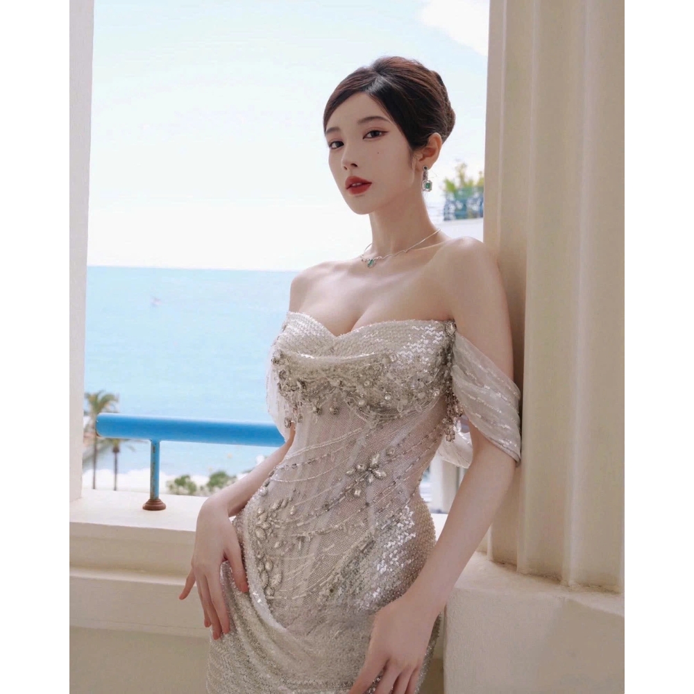 Đới Yến Ni tạo dáng bên bãi biển Cannes.