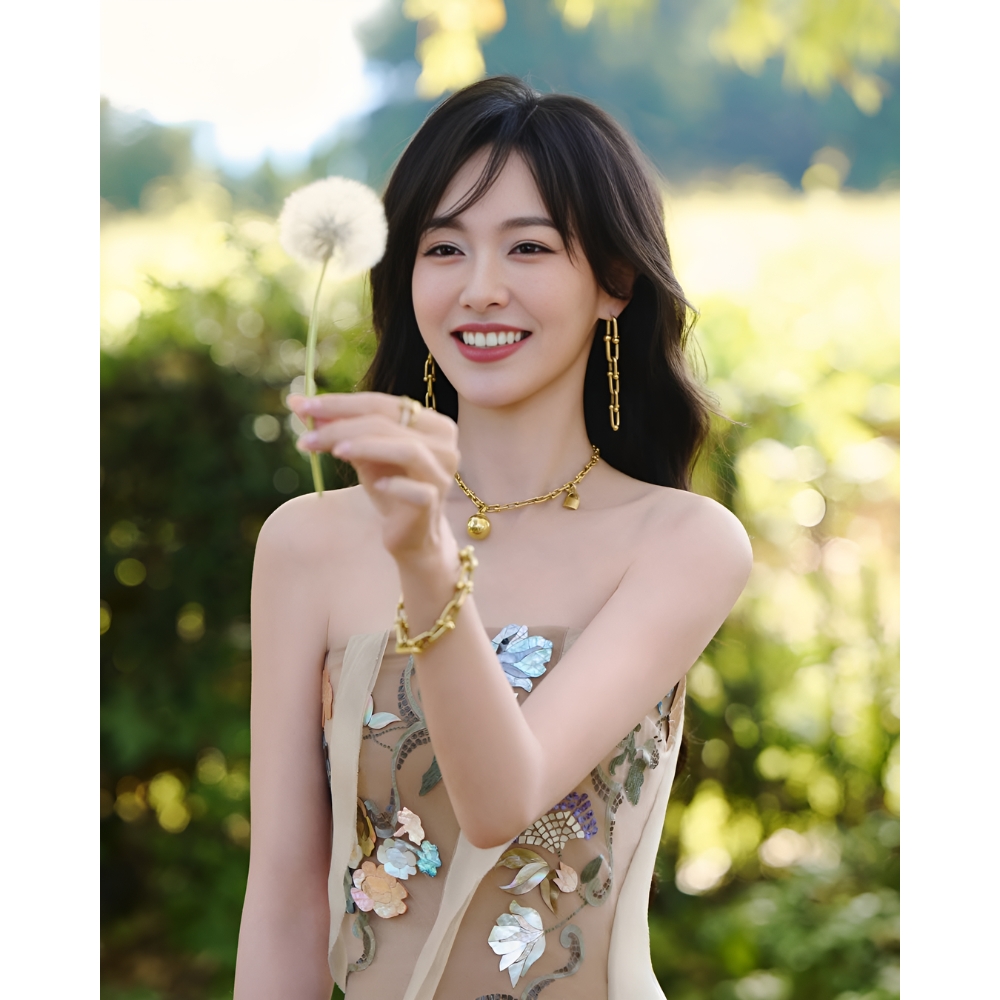 Đường Yên tạo dáng bên hoa bồ công anh.