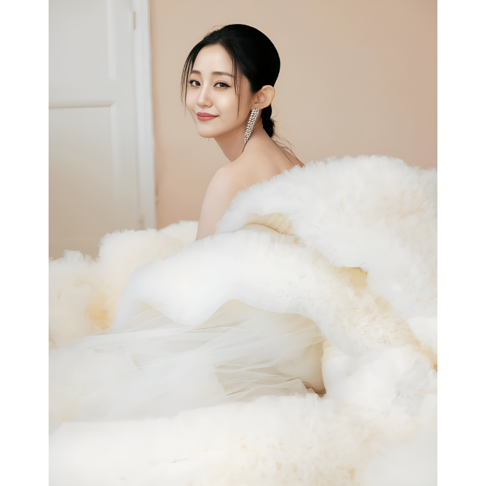 Vạn Thiên Huệ diện váy trắng bồng bềnh.
