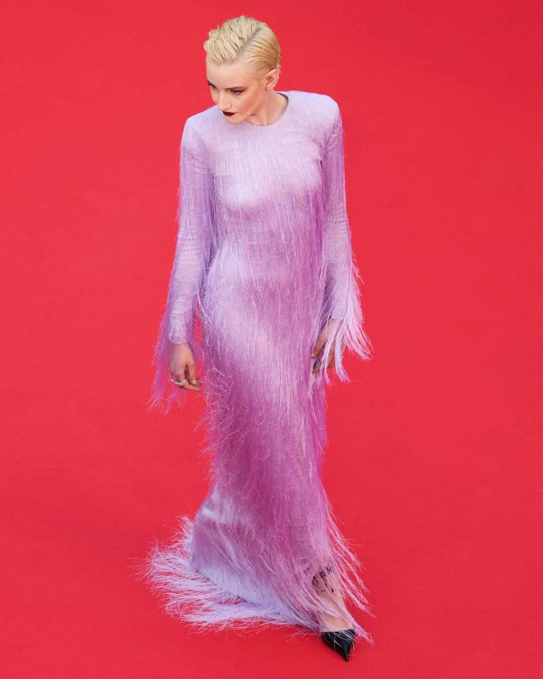 Julia Garner trong thiết kế Tom Ford