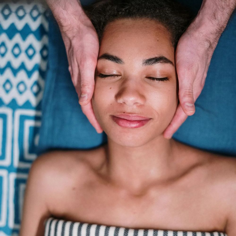 cô gái đang được massage mặt