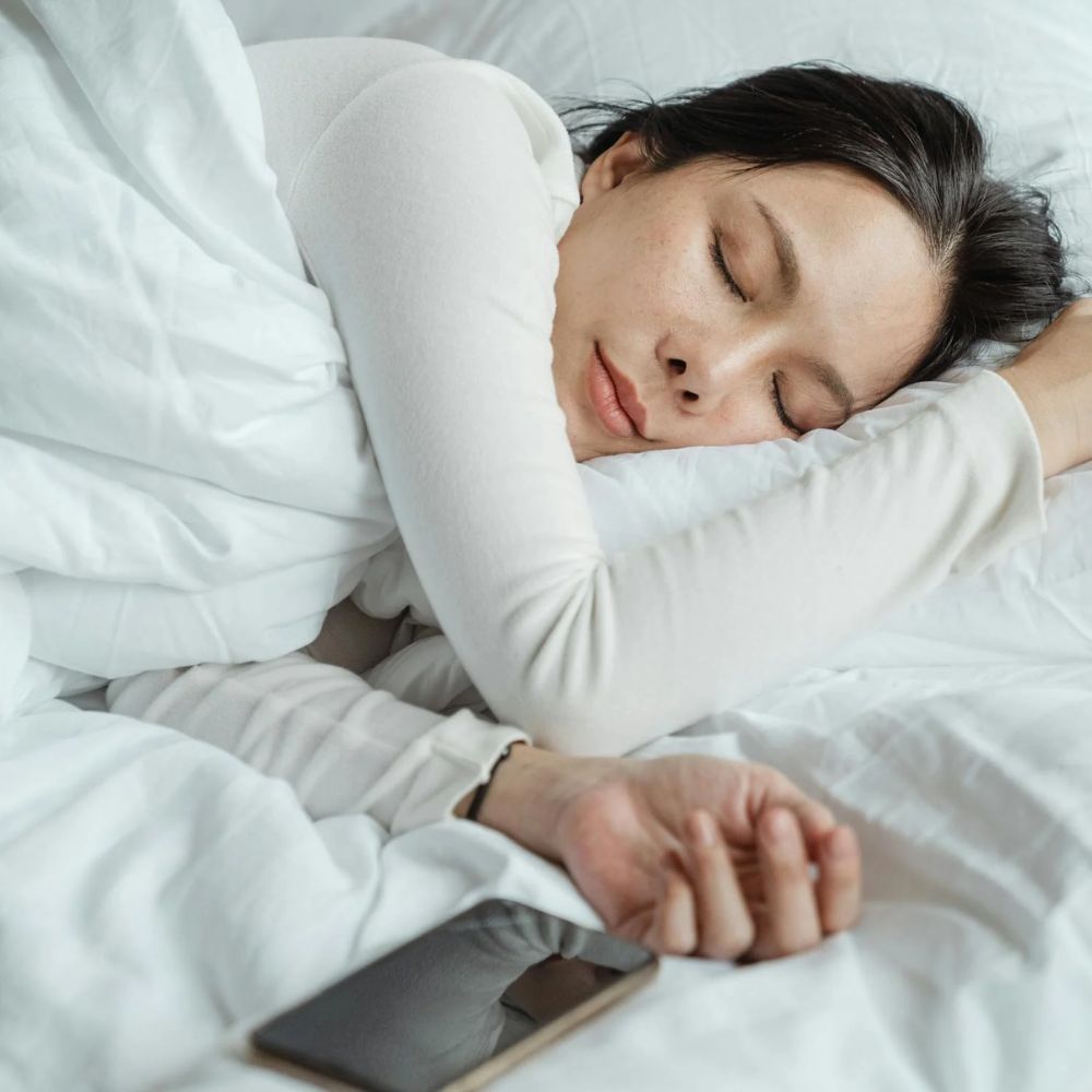 cô gái ngủ một bên