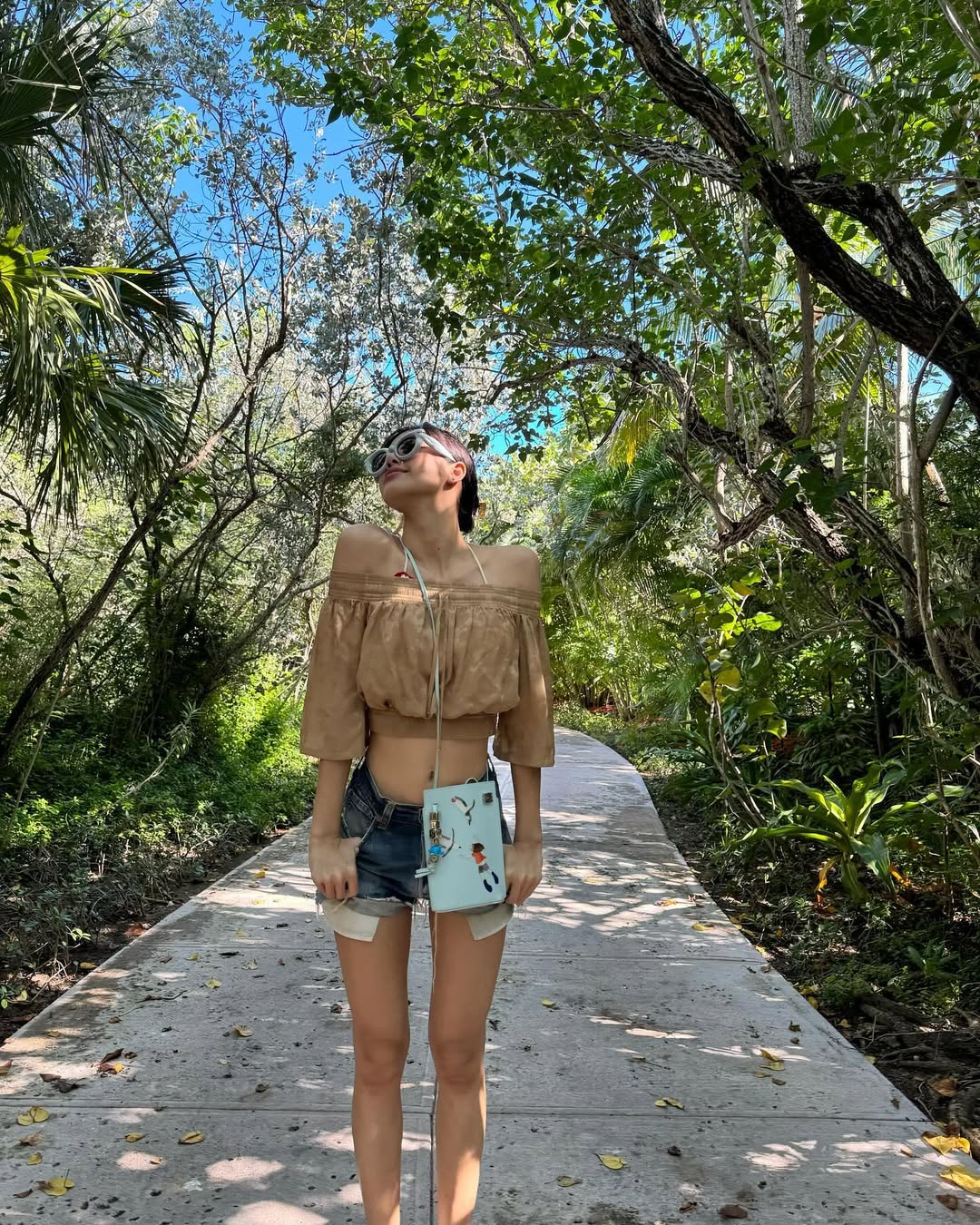 Lisa mặc quần short ở biển