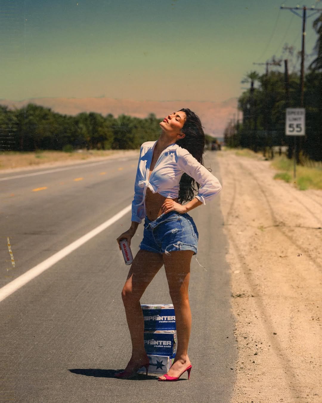 kylie jenner mặc quần short ở biển