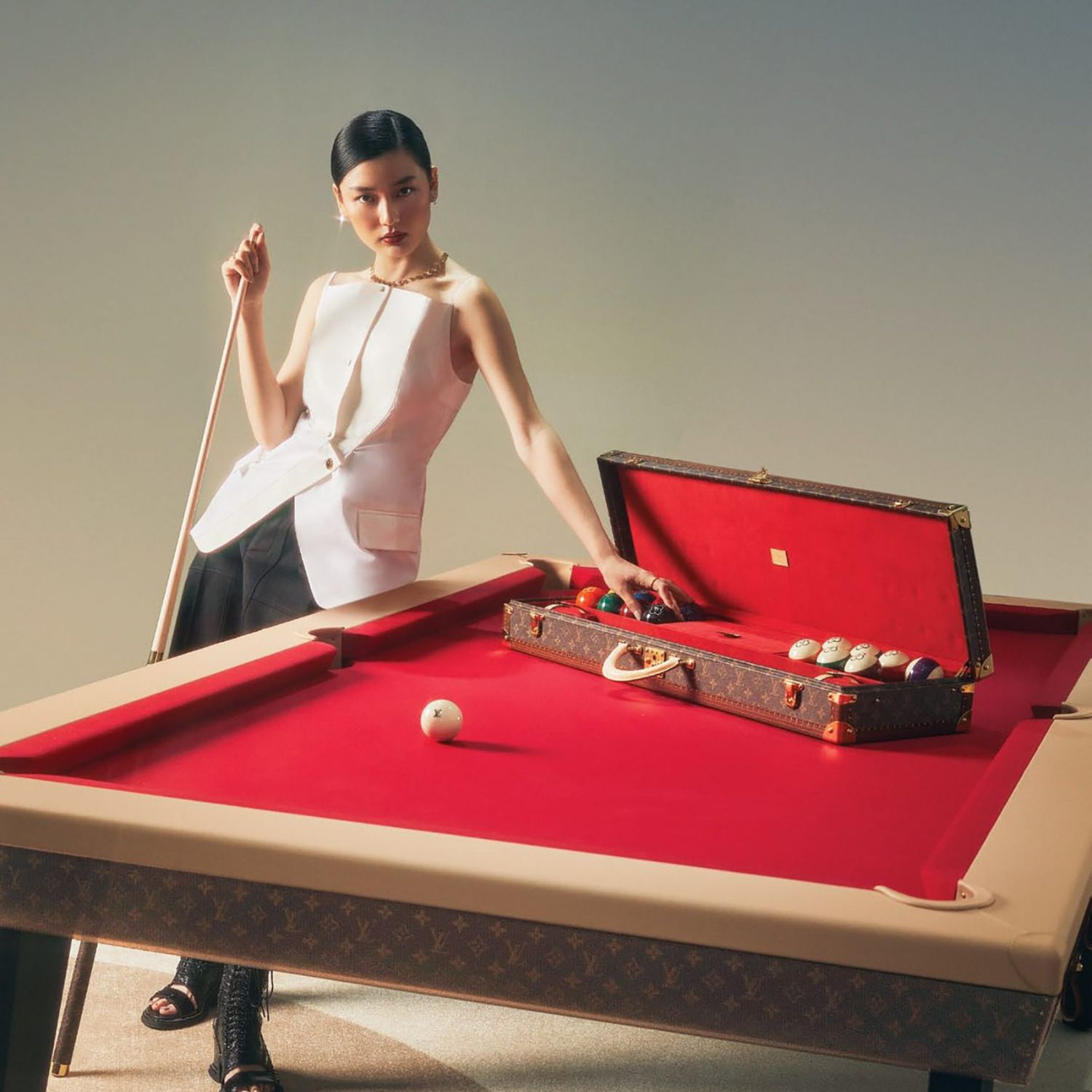 Cô gái MBTI đứng bên bàn billiard màu đỏ