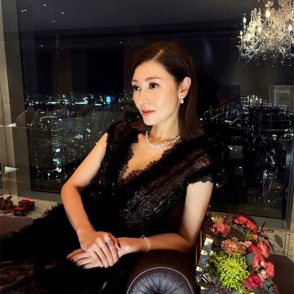 Lý Gia Hân mang đầm đen