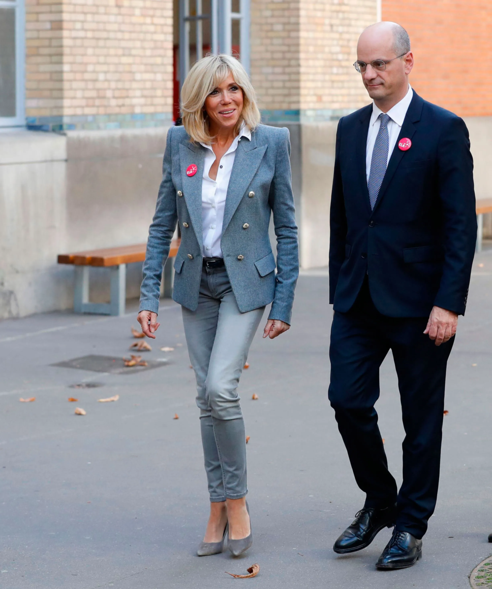 Brigitte Macron diện vest xanh 