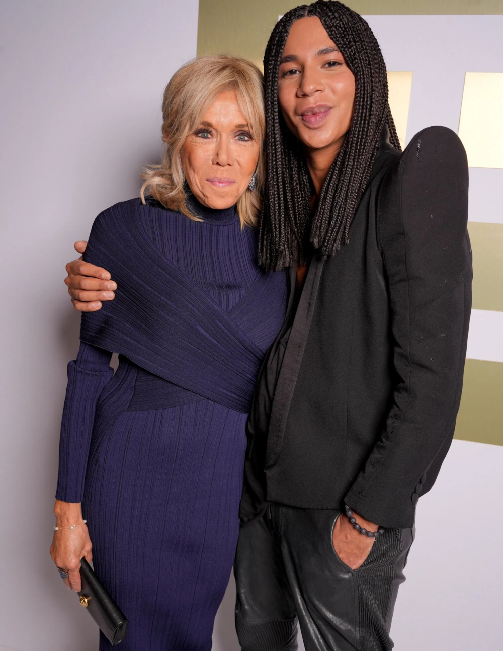 Brigitte Macron diện đầm bó sát 
