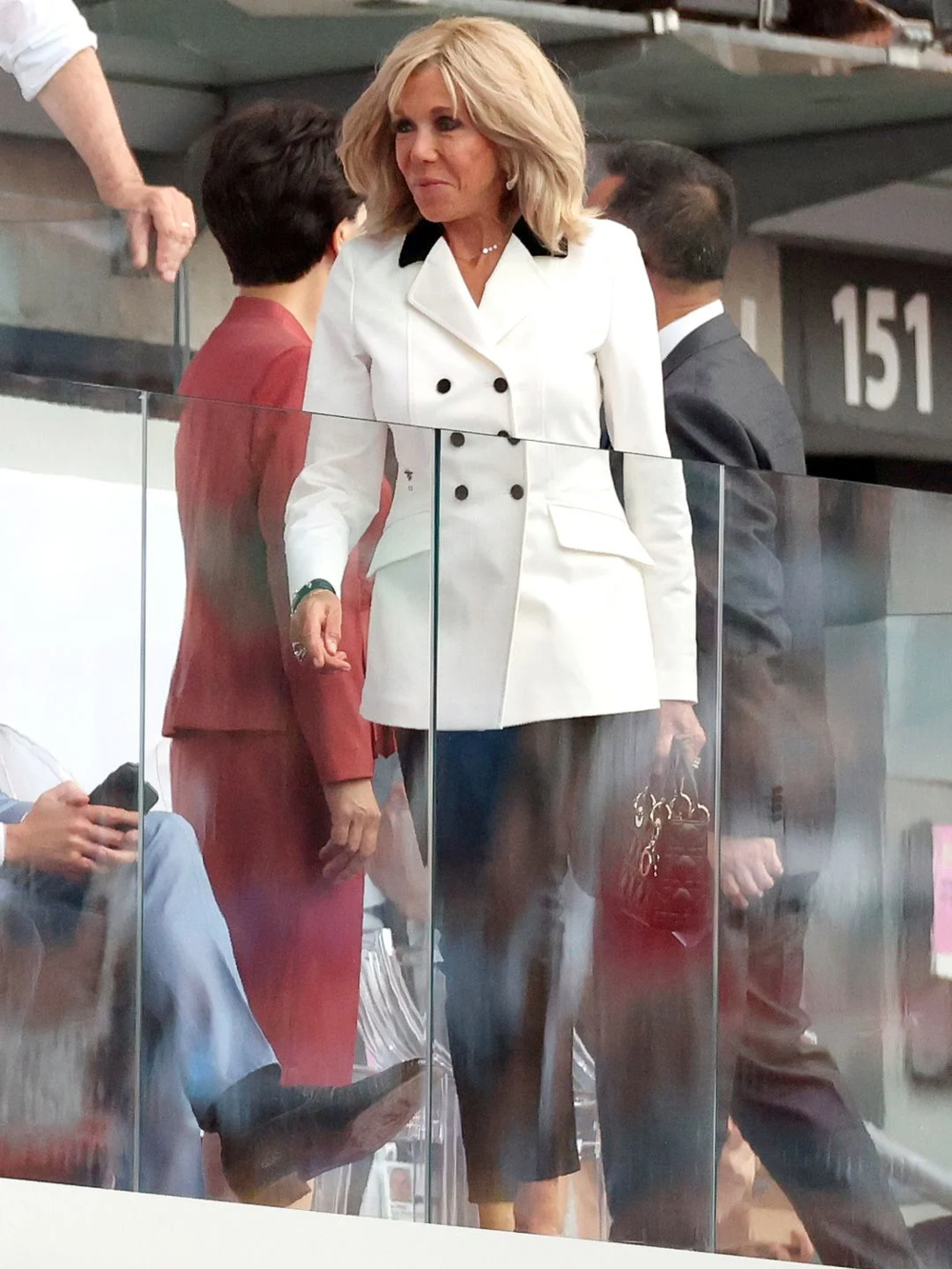 Brigitte Macron diện vest trắng 