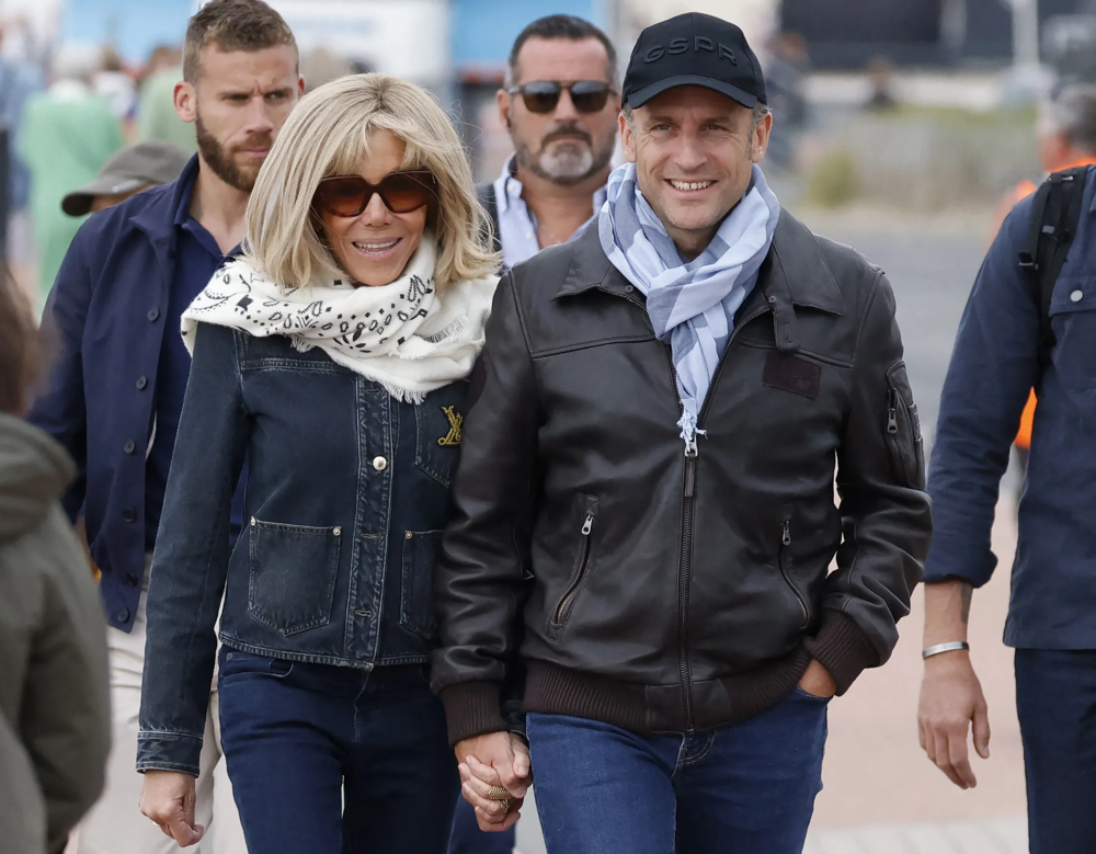 Brigitte Macron diện áo khoác jean 