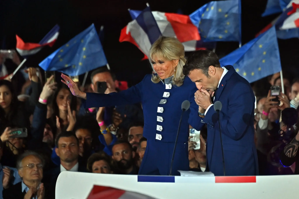 Brigitte Macron đầm xanh navy 