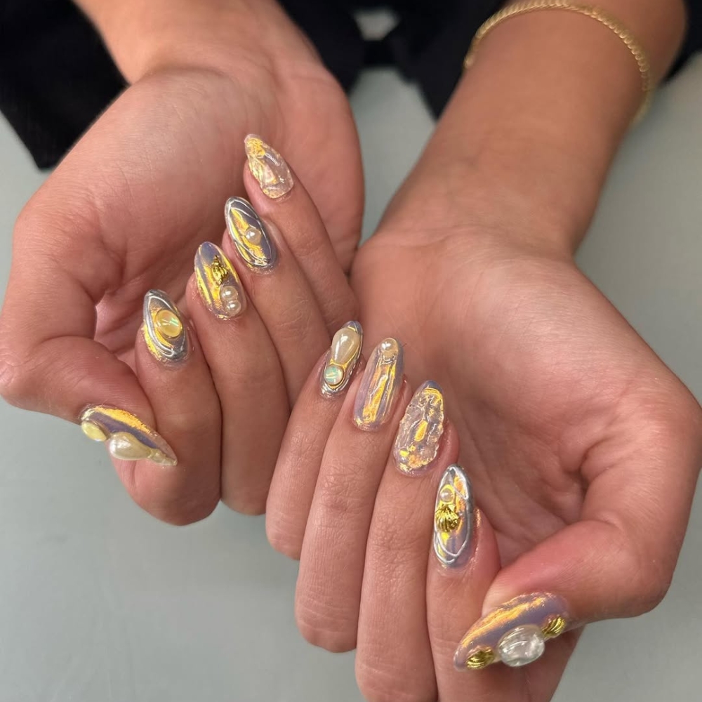 Mẫu nail ánh vàng lấp lánh như rương kho báu.