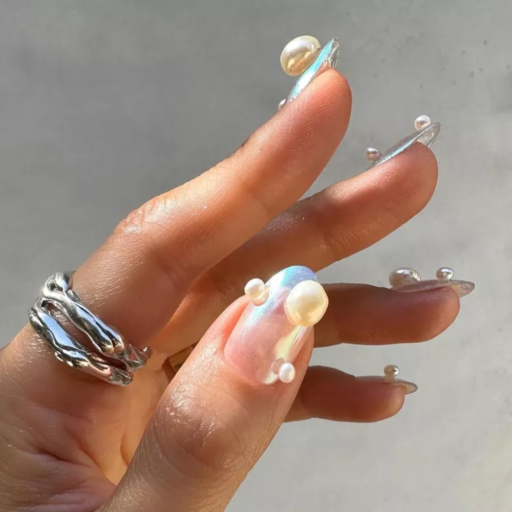 Móng tay ombre đính ngọc trai.