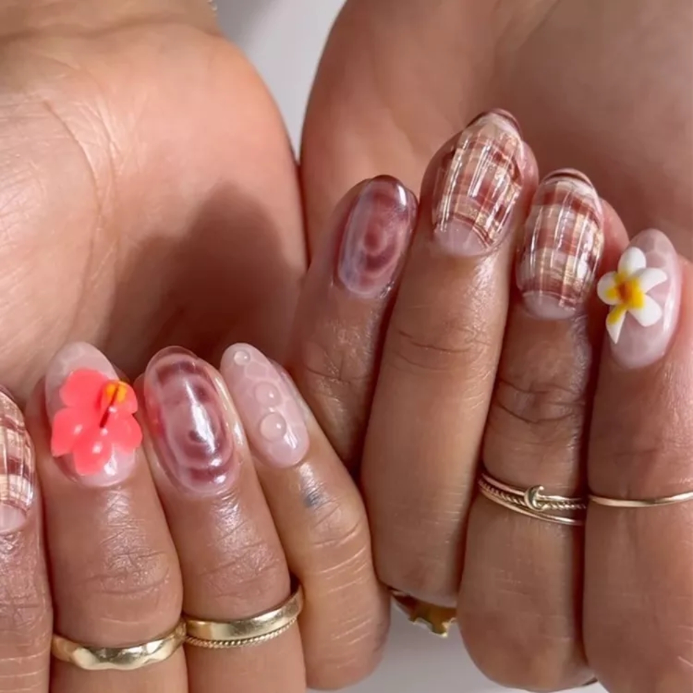 Mẫu nail đính vỏ ốc và các loài hoa nhiệt đới.