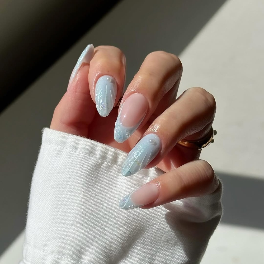 Bộ móng tông màu xanh pastel.