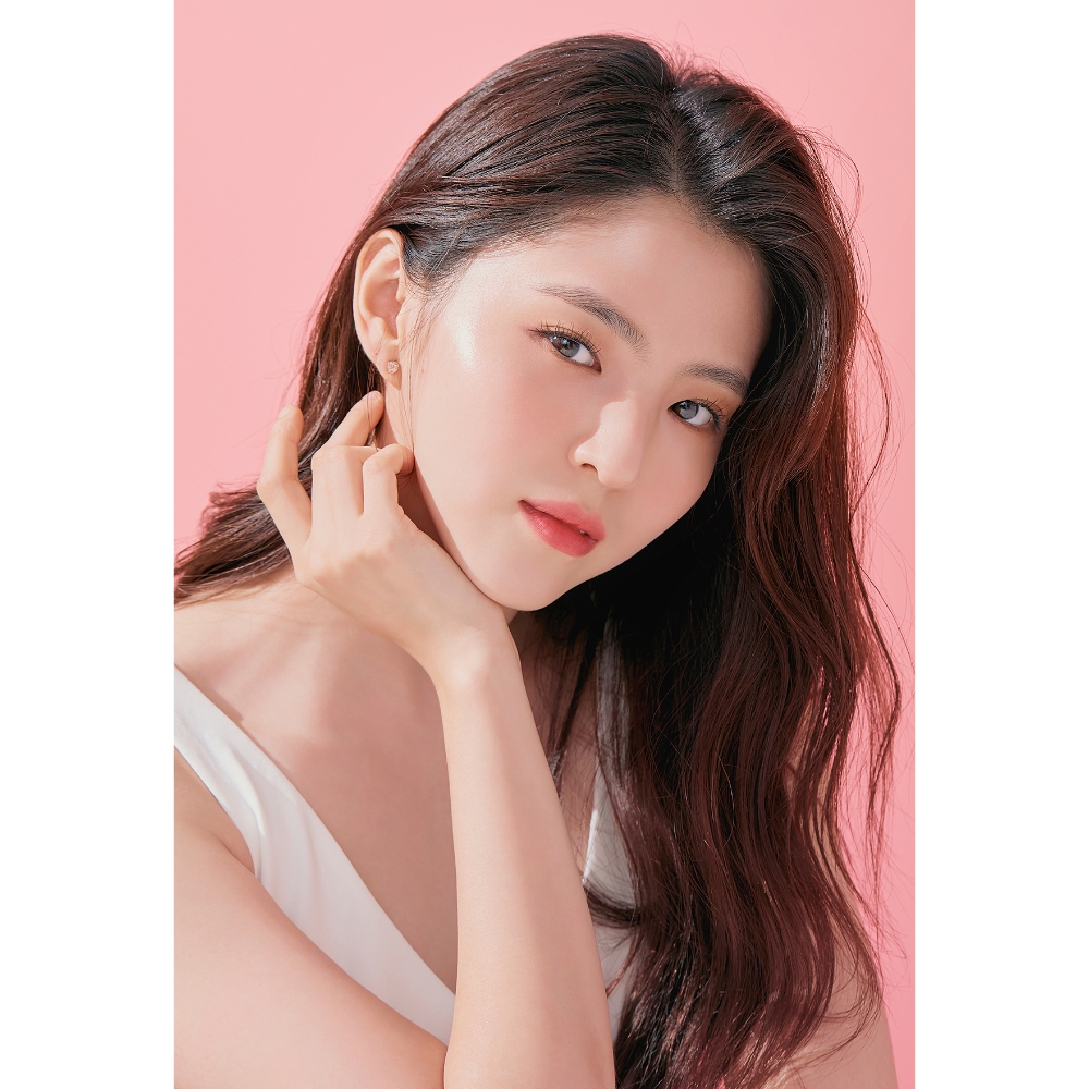 Diễn viên họ Han khoe làn da trắng muốt.