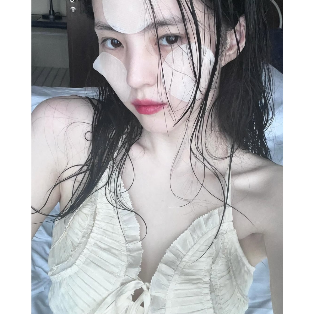Han So Hee đắp toner pad.