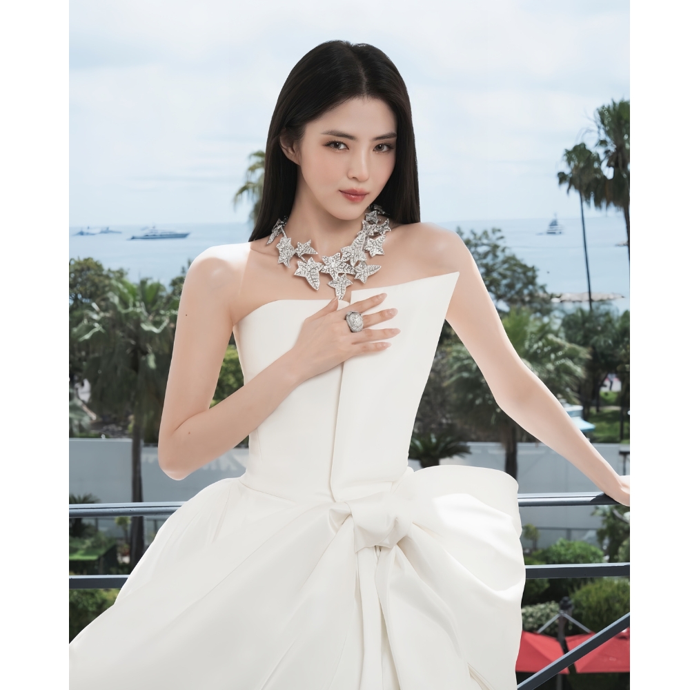 Tạo hình của Han So Hee tại LHP Cannes 2025.