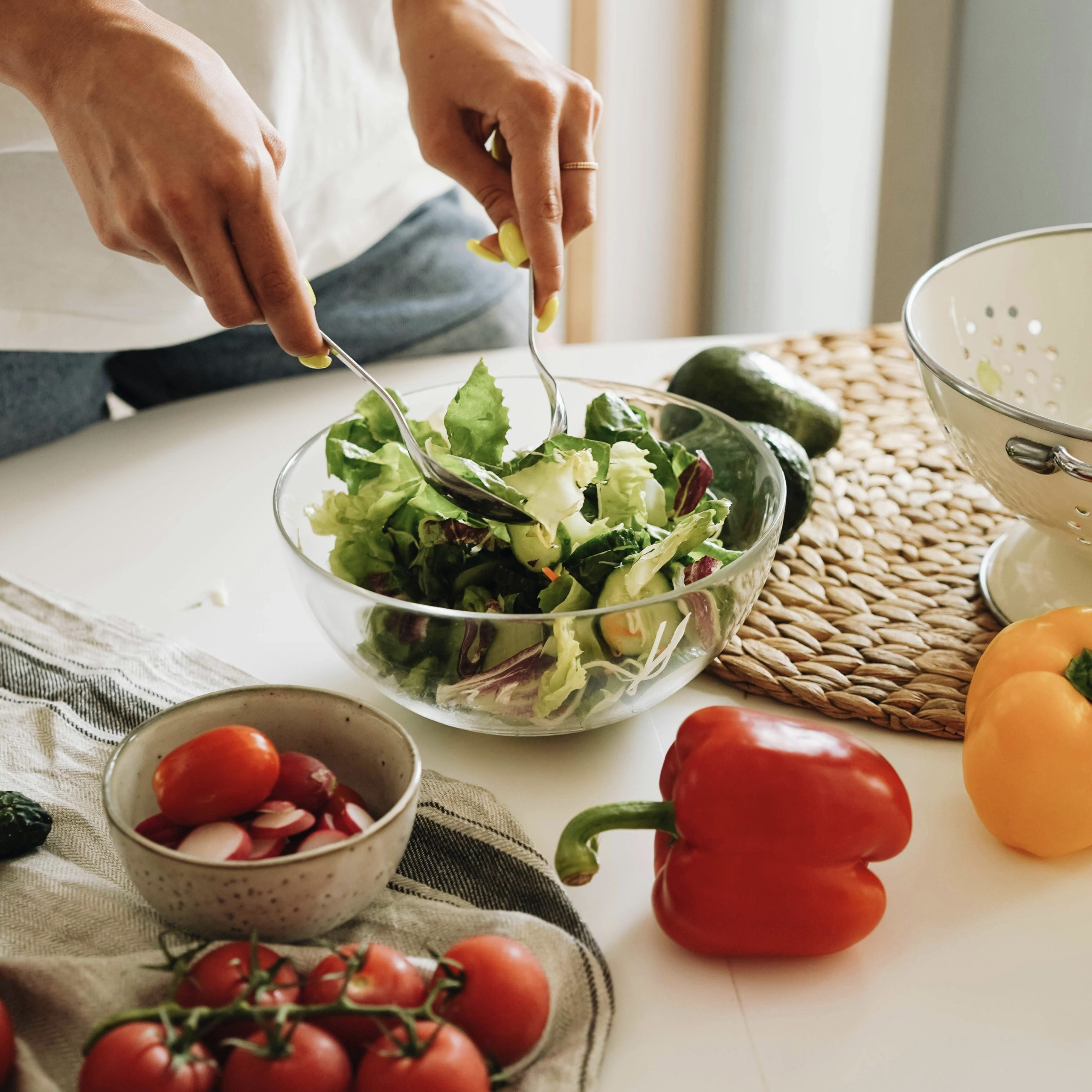 Bát salad tươi ngon với rau xanh, cà chua bi, dưa leo và các loại hạt được trộn đều.
