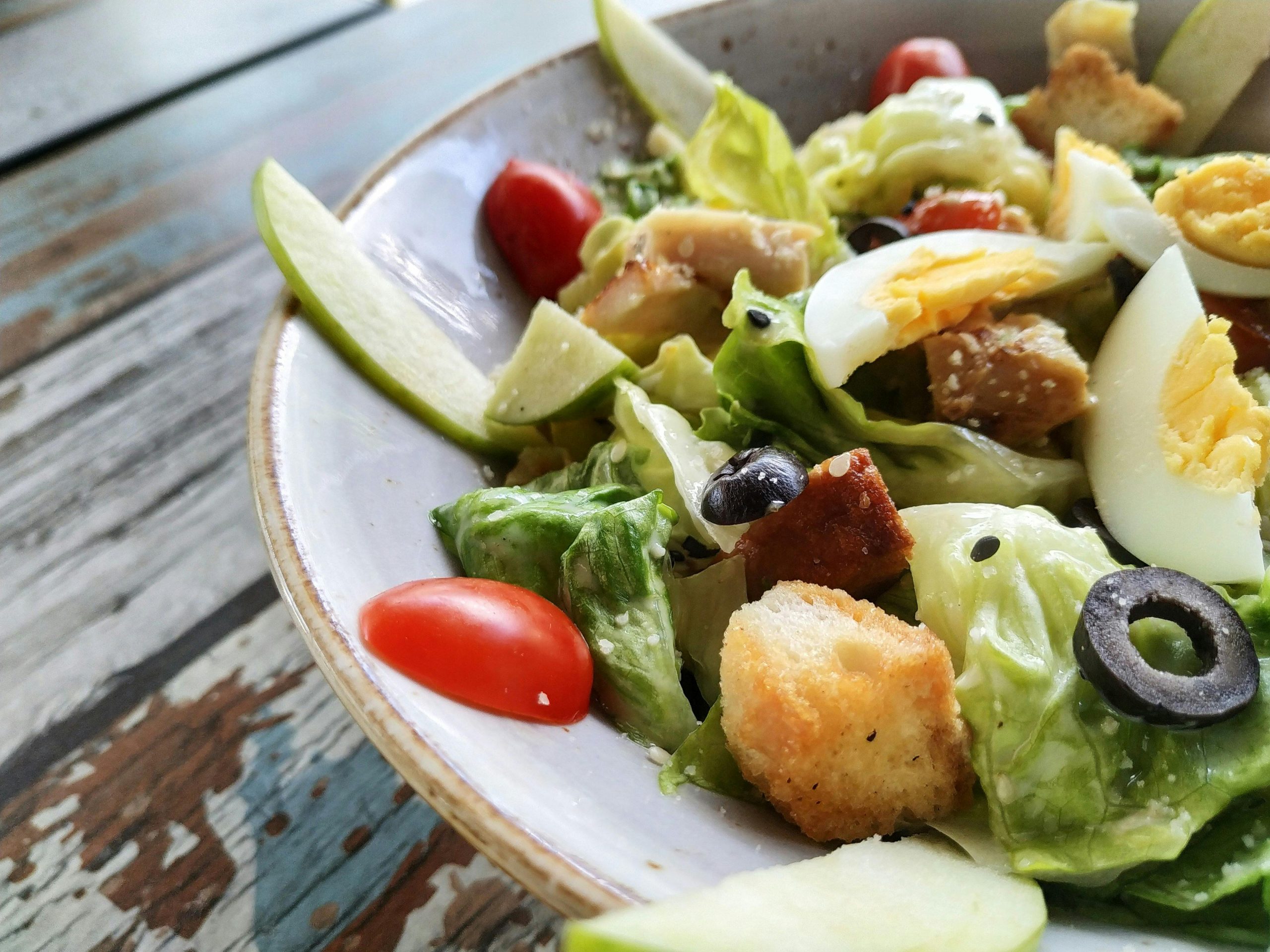 Bát salad tươi ngon mắt và bổ dưỡng.