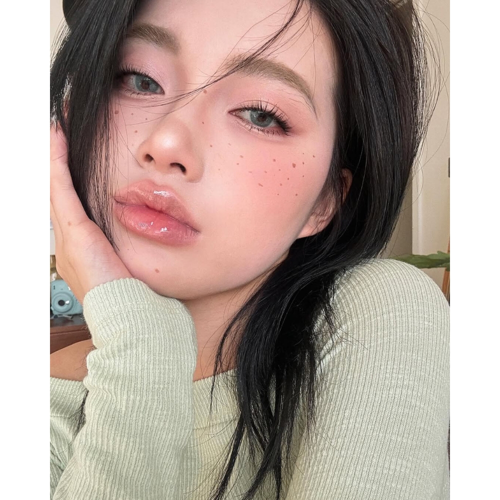 Cô gái trang điểm tông hồng