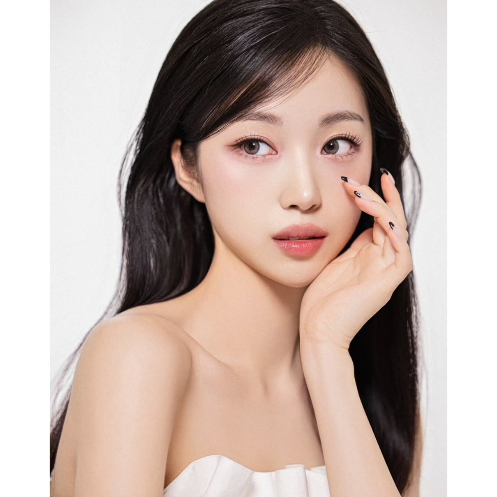 Cô gái để tay lên má