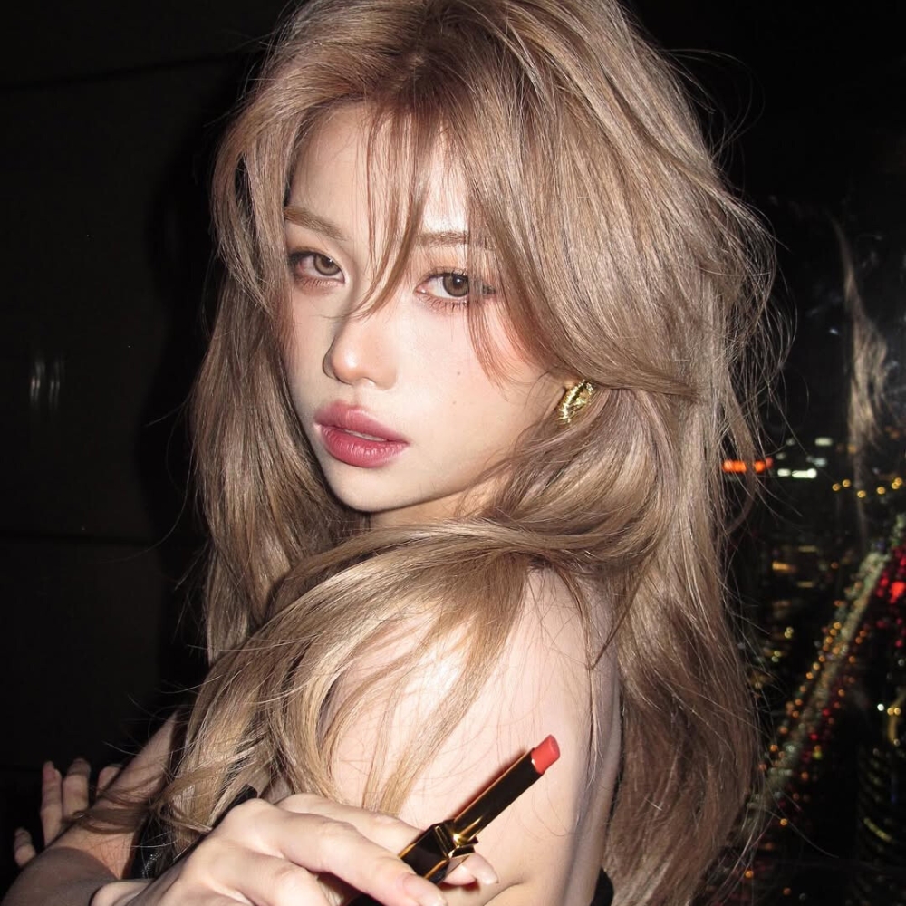 Cô gái cầm thỏi son